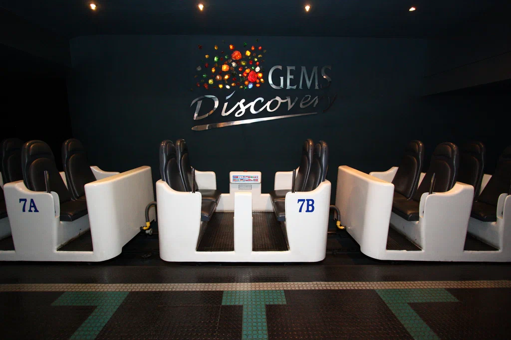 Вагончики поезда Gems Discovery с кожаными сиденьями на посадочной платформе